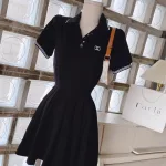 Đầm đen cổ polo viền tay logo ngực
