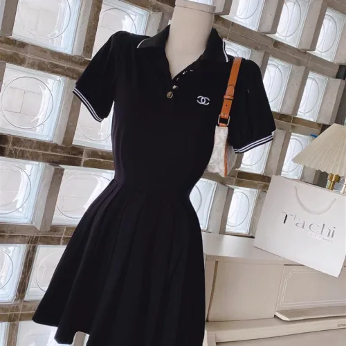 Đầm đen cổ polo viền tay logo ngực