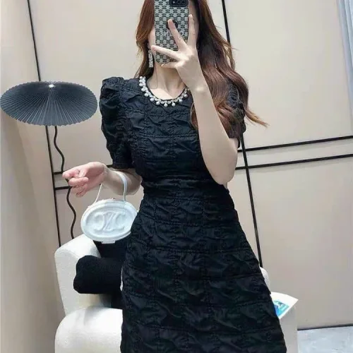 Đầm đen cổ tròn viền đá khoét vai eo