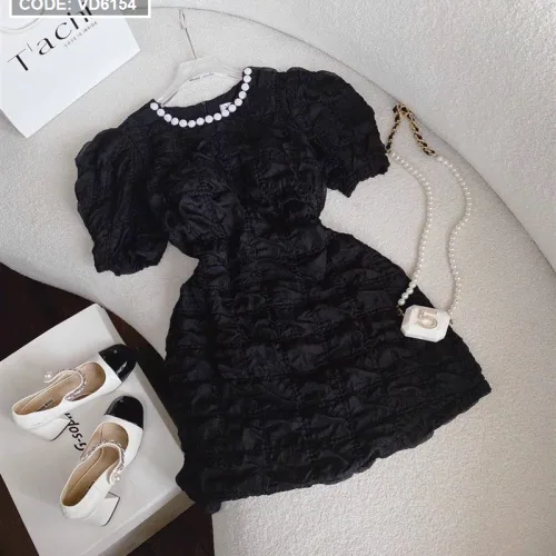 Đầm đen cổ tròn viền đá khoét vai eo