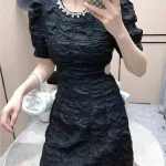 Đầm đen cổ tròn viền đá khoét vai eo