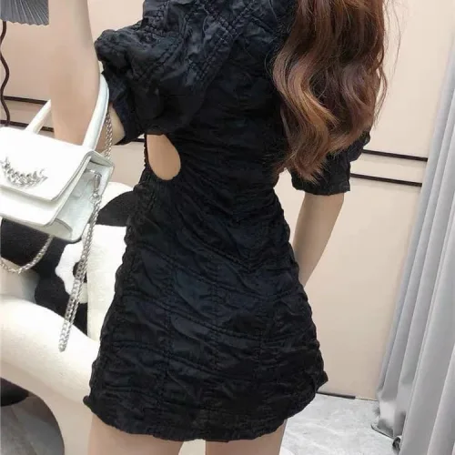 Đầm đen cổ tròn viền đá khoét vai eo