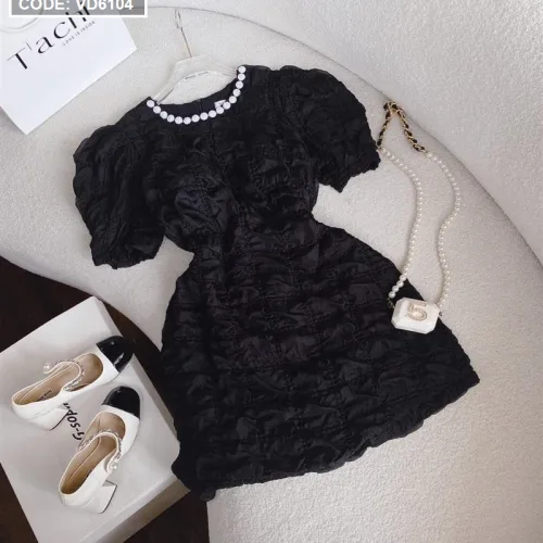 Đầm đen cổ tròn viền đá khoét vai eo