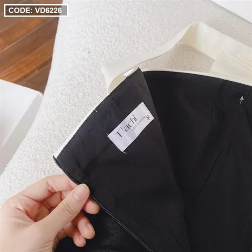Đầm đen dây viền trắng chéo ngực đính đá