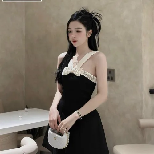 Đầm đen dây viền trắng chéo ngực đính đá