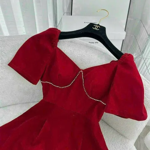 Đầm đỏ cổ tim viền cườm ngực