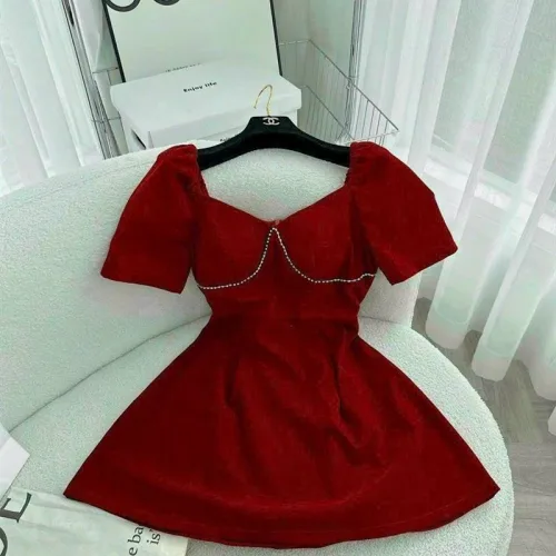 Đầm đỏ cổ tim viền cườm ngực