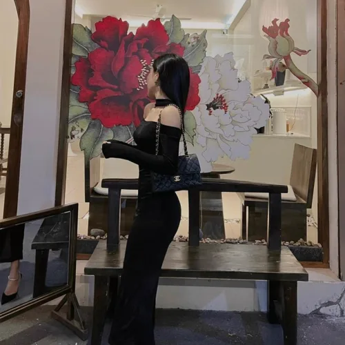 Đầm midi body đen dây chocker choàng sau
