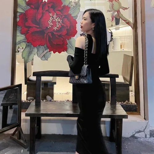 Đầm midi body đen dây chocker choàng sau