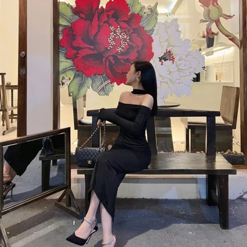 Đầm midi body đen dây chocker choàng sau