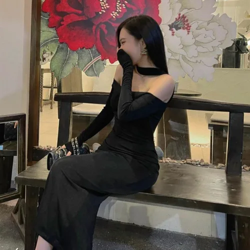 Đầm midi body đen dây chocker choàng sau