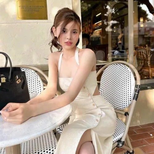 Đầm midi nude cổ yếm phối nút hông