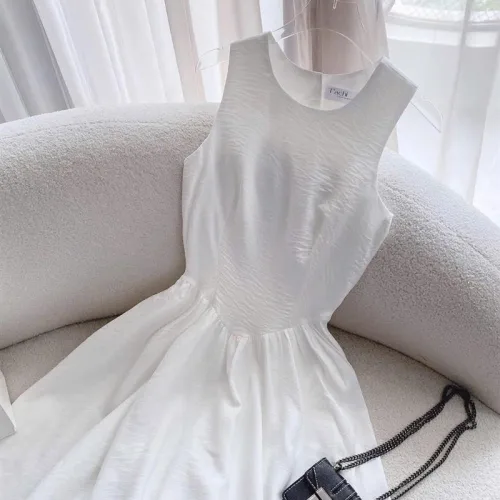 Đầm midi trắng khoét lưng tim