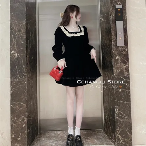 Đầm nhung đen cổ vuông viền bèo tay dài