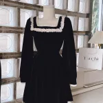 Đầm nhung đen cổ vuông viền bèo tay dài