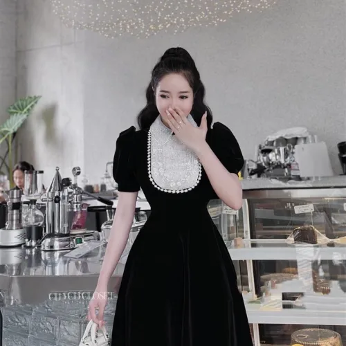 Đầm nhung phối cổ + ngực đính full hạt đá + hoa nổi form dài