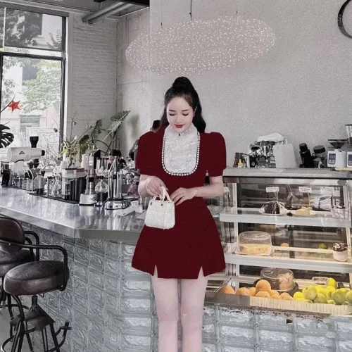Đầm nhung phối cổ + ngực đính full hạt đá + hoa nổi form ngắn