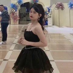 Đầm ống đen cúp ngực viền cườm eo xoè phối ren