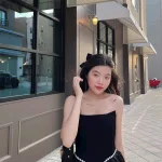 Đầm ống đen cúp ngực viền cườm eo xoè phối ren