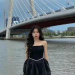 Đầm ống đen cúp ngực viền cườm eo xoè phối ren