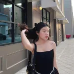 Đầm ống đen cúp ngực viền cườm eo xoè phối ren