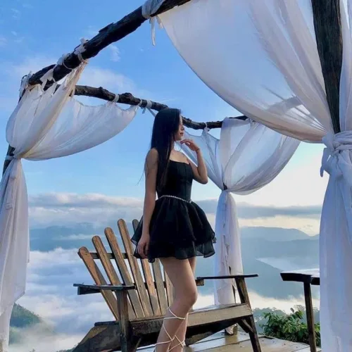 Đầm ống đen cúp ngực viền cườm eo xoè phối ren