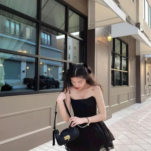 Đầm ống đen cúp ngực viền cườm eo xoè phối ren