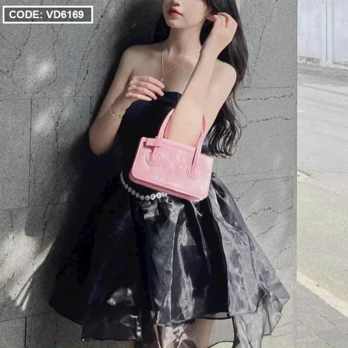 Đầm ống đen cúp ngực viền cườm eo xoè phối ren