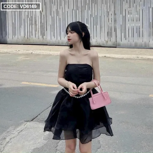 Đầm ống đen cúp ngực viền cườm eo xoè phối ren