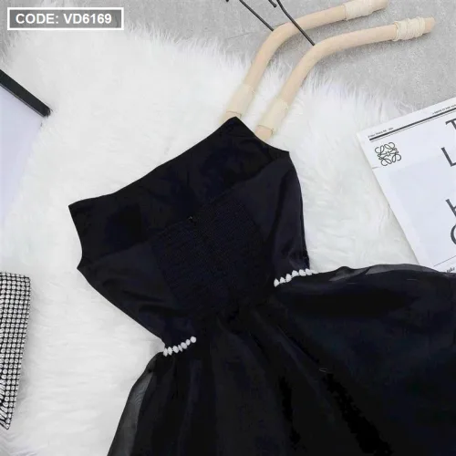 Đầm ống đen cúp ngực viền cườm eo xoè phối ren