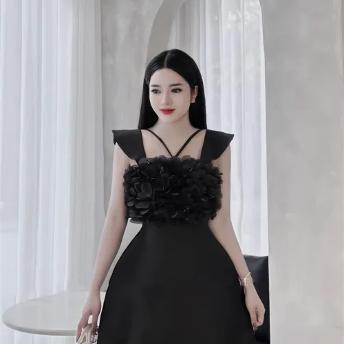Đầm phối hoa xếp ngực form ngắn
