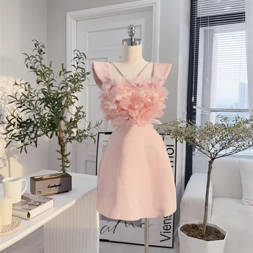 Đầm phối hoa xếp ngực form ngắn