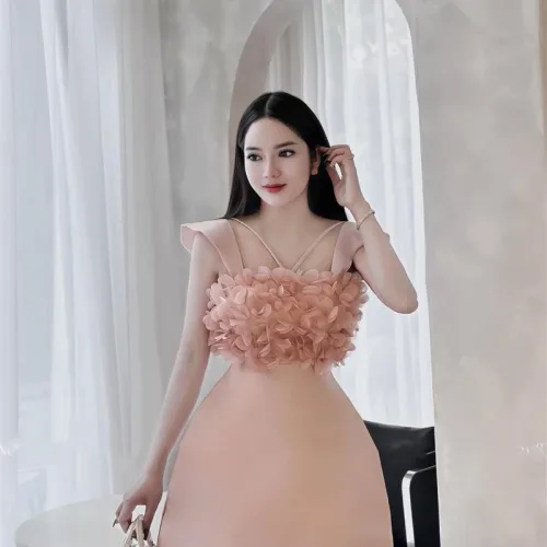 Đầm phối hoa xếp ngực form ngắn