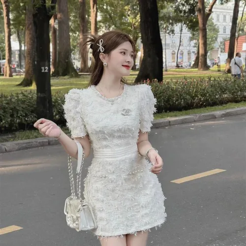 Đầm phối lông vũ cổ tròn viền đá 2 màu