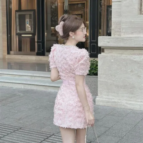 Đầm phối lông vũ cổ tròn viền đá 2 màu