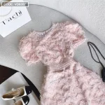 Đầm phối lông vũ cổ tròn viền đá 2 màu