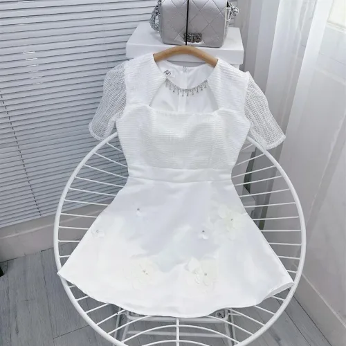 Đầm ren lưới ô cổ viền đá tùng xoè đính hoa ngọc