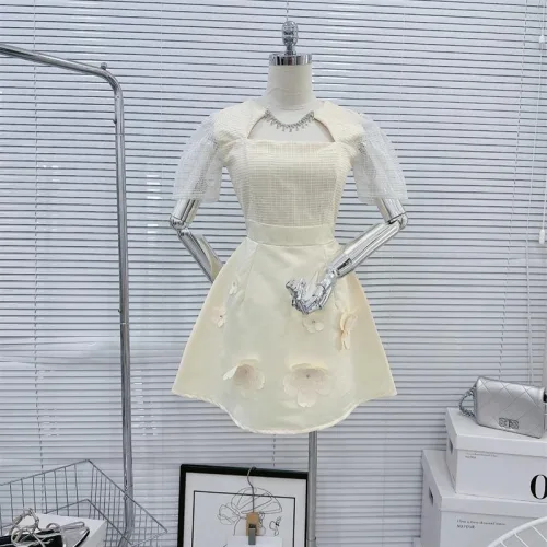 Đầm ren lưới ô cổ viền đá tùng xoè đính hoa ngọc
