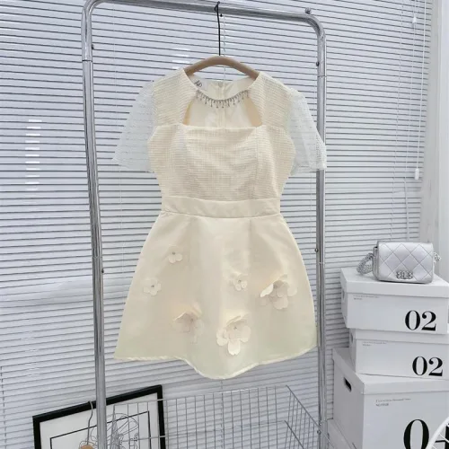 Đầm ren lưới ô cổ viền đá tùng xoè đính hoa ngọc