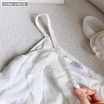 Đầm trắng 1 bên vai viền bèo kèm chocker hoa cổ