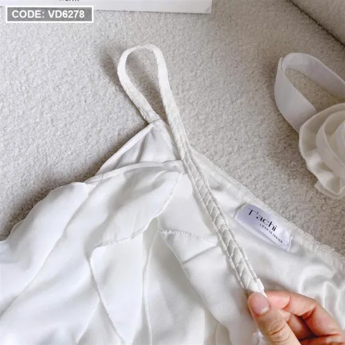 Đầm trắng 1 bên vai viền bèo kèm chocker hoa cổ