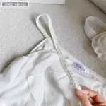 Đầm trắng 1 bên vai viền bèo kèm chocker hoa cổ
