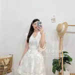 Đầm trắng gấm hoa nổi cổ thuỷ thủ đính đá nơ