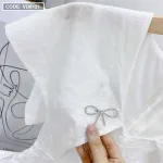 Đầm trắng gấm hoa nổi cổ thuỷ thủ đính đá nơ