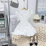 Đầm trắng gấm hoa nổi cổ thuỷ thủ đính đá nơ