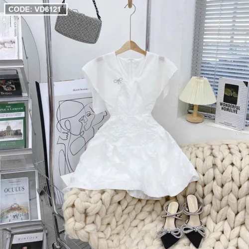 Đầm trắng gấm hoa nổi cổ thuỷ thủ đính đá nơ