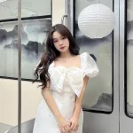 Đầm trắng tay phồng nơ ngực đính đá thân
