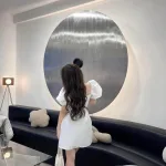 Đầm trắng tay phồng nơ ngực đính đá thân