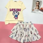 đồ bộ áo thun borip chân váy vải gió nhăn in hình chữ LABUBU