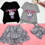 đồ bộ áo thun borip chân váy vải gió nhăn in hình chữ LABUBU